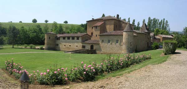 Ch&acirc;teau du Sou Lacenas (69640) Le parc et vue d'ensemble